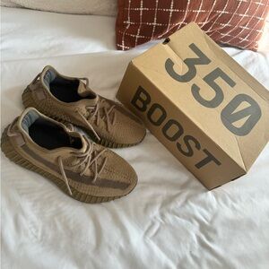 Women’s/Mens Yeezy Adidas Sneakers